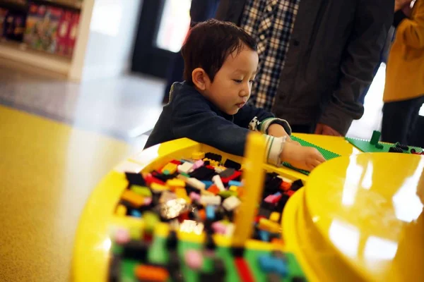 Joven Juega Con Ladrillos Lego Tienda Insignia Lego Disney Town — Foto de Stock