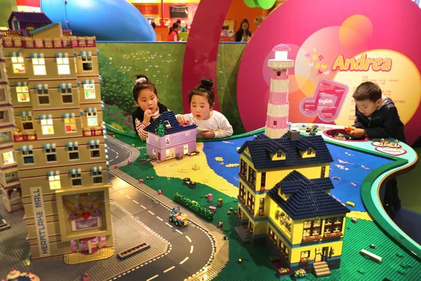 Barnen Leker Med Lego Klossar Shanghai Legoland Discovery Center Shanghai — Stockfoto
