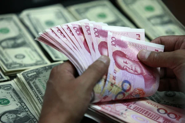 Čínský Úředník Počítá Bankovky Yuan Rmb Renminbi Bance Městě Lianyungang — Stock fotografie