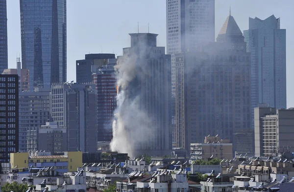 Zwarte Rook Stijgt Van Het Contourploegen Gebouw Nadat Het Brand — Stockfoto