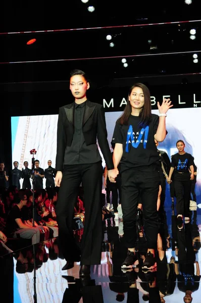 Modele Wyświetlają Nowe Kreacje Wystawie Kosmetyków Maybelline Szanghaju Chiny Kwietnia — Zdjęcie stockowe