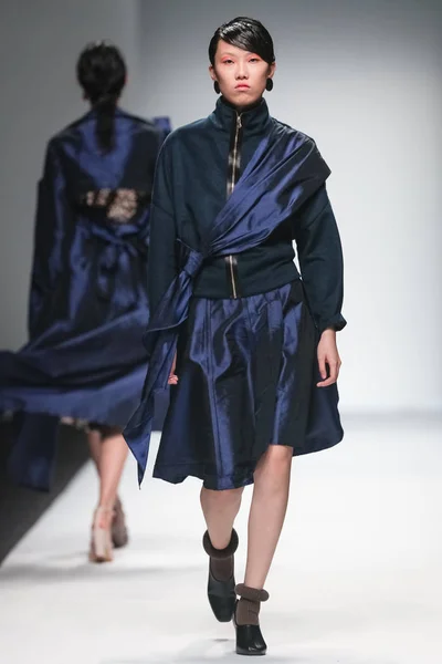 モデルは 上海ファッション週秋 2016 年までに上海 2016 日中にマケマケのファッションショーで新しい創造を表示します — ストック写真