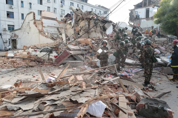 Chinese Rescuers Search People Debris Collapsed Three Storey Building Shanghai — Stock Photo, Image
