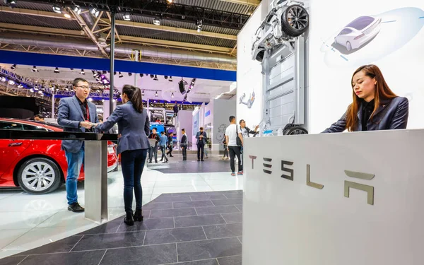 Persone Visitano Stand Tesla Durante Mostra Internazionale Pechino Automotive Noto — Foto Stock