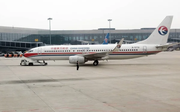 Egy Utasszállító Sugárhajtású Kína Eastern Airlines Kerül Vontatott Egy Parkoló — Stock Fotó