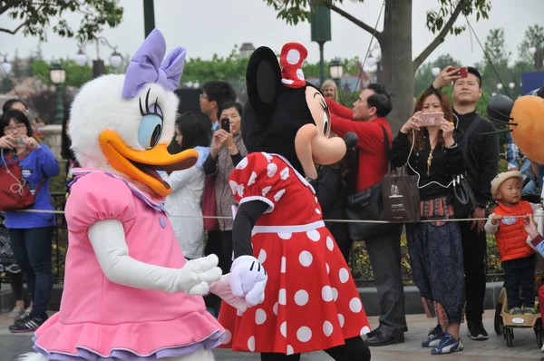 Entertainers Gekleed Cartoon Kostuums Presteren Tijdens Een Parade Shanghai Disneyland — Stockfoto