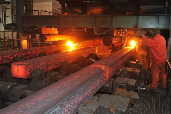 2013년 12월 27일 랴오닝성 다롄시의 둥베이 특수강철그룹 공장에서 생산을 감시하고 — 스톡 사진