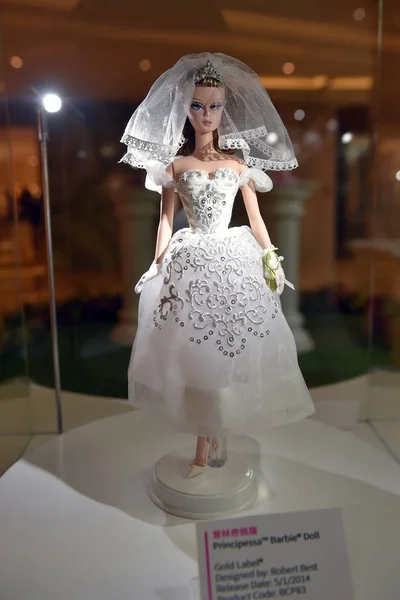 Κούκλα Barbie Principessa Βρίσκεται Οθόνη Κατά Διάρκεια Του Στυλ Πρέπει — Φωτογραφία Αρχείου