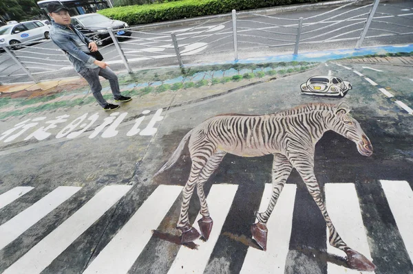 Fot Gängare Promenader Zebra Korsning Med Målning Zebra Xuhui District — Stockfoto