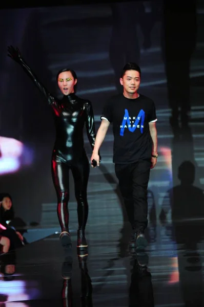 Modelle Zeigen Neue Kreationen Auf Der Maybelline Kosmetikmesse Shanghai China — Stockfoto
