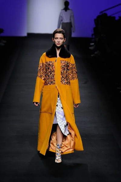 stock image A model displays a new creation at the YUZZO LONDON fashion show during the Shanghai Fashion Week Fall/Winter 2016 in Shanghai, China, 9 April 2016.