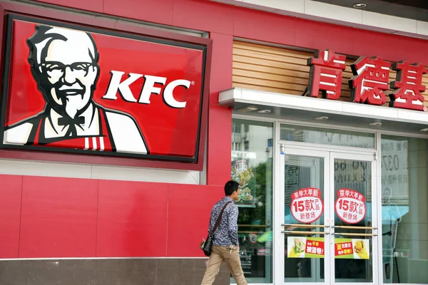 Pedestre Passa Por Restaurante Fast Food Kfc Yum Brands Cidade — Fotografia de Stock