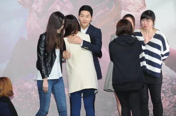 Attore Sudcoreano Song Joong Kim Terza Sinistra Abbraccia Fan Durante — Foto Stock