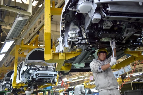 Trabalhadores Chineses Montam Carros Linha Montagem Uma Fábrica Automóveis Cidade — Fotografia de Stock