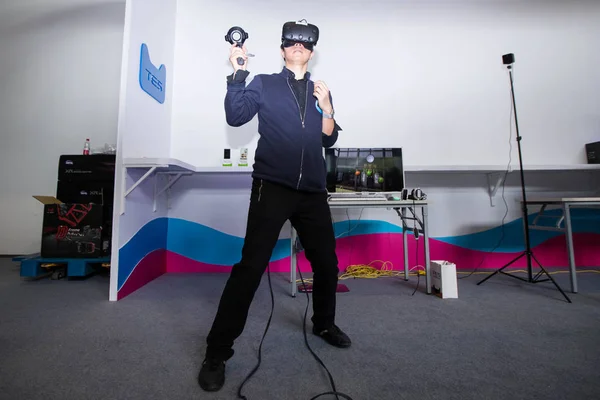 Επισκέπτης Δοκιμάζει Ένα Htc Vive Κεφάλι Mounted Συσκευή Κατά Διάρκεια — Φωτογραφία Αρχείου