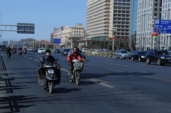 Bisikletçiler Pekin Doğu Chang Caddesi Nde Elektrikli Bisiklet Sürmek Çin — Stok fotoğraf