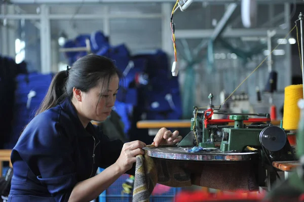 Uma Trabalhadora Chinesa Costurar Lenço Ser Exportado Para Colômbia Para — Fotografia de Stock