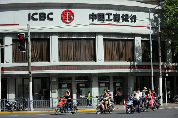 Велосипедистів Їздити Повз Відділення Icbc Промислового Комерційного Банку Китаю Шанхаї — стокове фото