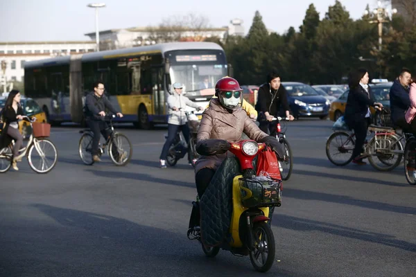 Ciclistas Chinos Montan Bicicletas Bicicletas Eléctricas Largo Avenida Changan Beijing — Foto de Stock