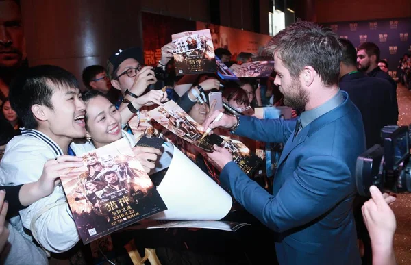 Australian Actor Chris Hemsworth Right Signs Autographs Fans Arrives Press — Stock Photo, Image