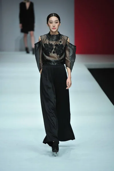 モデルは 中国ファッション週秋 2016 年までに北京 2016 日中に Quinnlin のファッションショーに新しい創造を表示します — ストック写真