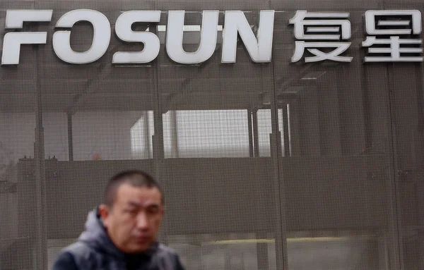 Ein Fußgänger Geht Hauptquartier Der Fosun Group Shanghai China Dezember — Stockfoto