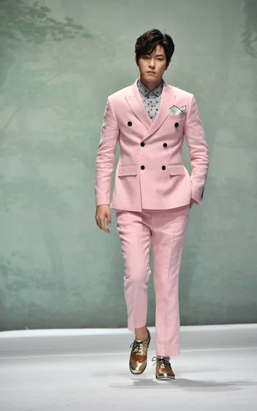 Actorul Sud Coreean Hong Jong Hyun Afișează Nouă Creație Designerului — Fotografie, imagine de stoc