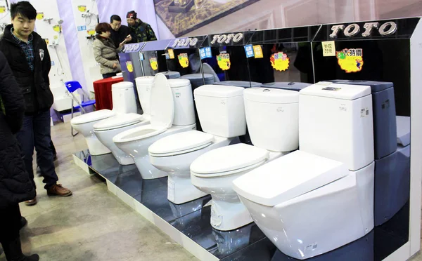 Des Clients Chinois Achètent Des Toilettes Chasse Eau Toto Dans — Photo