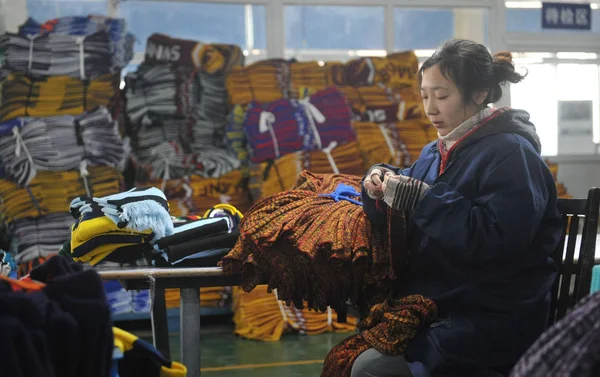 Una Trabajadora China Cose Pañuelos Para Exportar Una Fábrica Ciudad — Foto de Stock