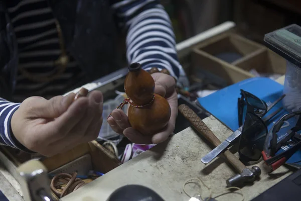 Maestro Chino Reparación Antigüedades Chenghan Restaura Una Antigüedad Estudio Ciudad — Foto de Stock