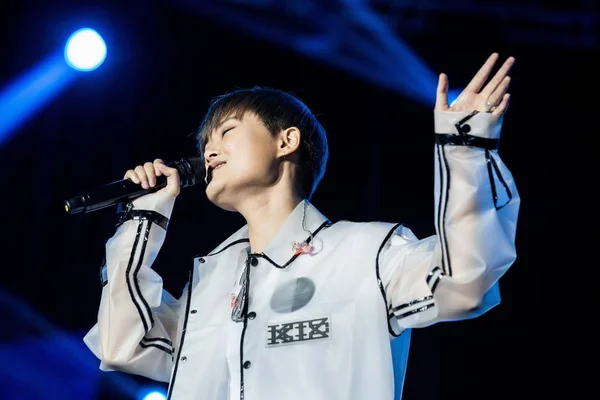 Κινέζος Τραγουδιστής Yuchun Εκτελεί Παραστάσεις Κατά Διάρκεια Του 2016 Φεστιβάλ — Φωτογραφία Αρχείου