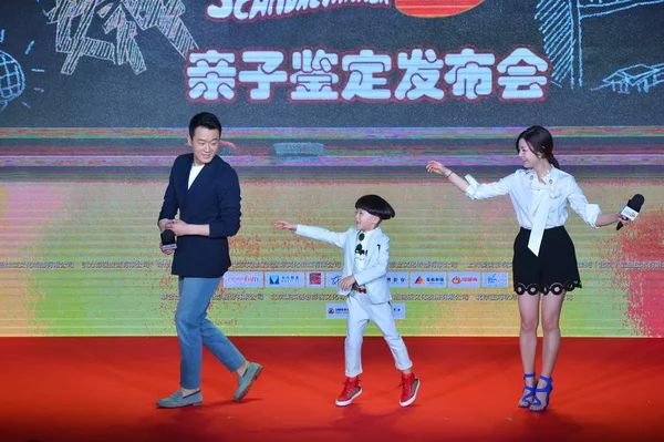 中国演员童大伟 童星吕云聪和台湾女演员米歇尔 陈出席2016年3月31日在中国北京举行的新电影 扫描制造者 推介会 — 图库照片