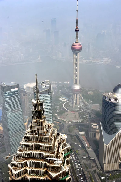 这张从上海环球金融中心高处拍摄的照片 可以看到浦西 黄浦江和陆家嘴金融区的景色 前面有金茂塔 东方明珠大街塔 后高的 其他高楼和高楼 — 图库照片