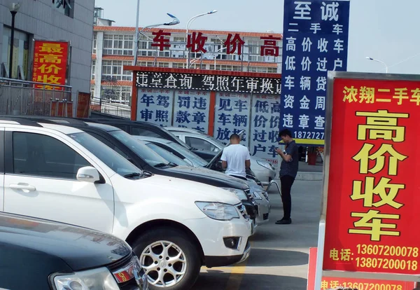 2015年8月11日 中国买家在湖北省宜昌市二手车市场看二手车 — 图库照片