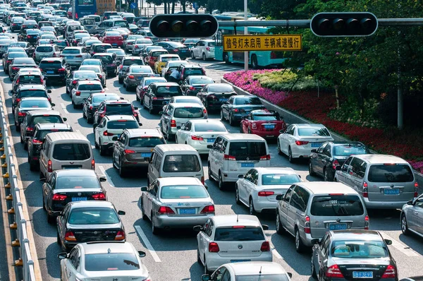 Des Masses Véhicules Déplacent Lentement Lors Embouteillage Sur Une Route — Photo