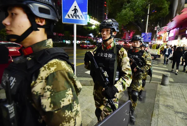Ένοπλες Κινεζικές Παραστρατιωτικών Αστυνομικοί Περιπολούν Ένα Δρόμο Στην Πόλη Shenzhen — Φωτογραφία Αρχείου