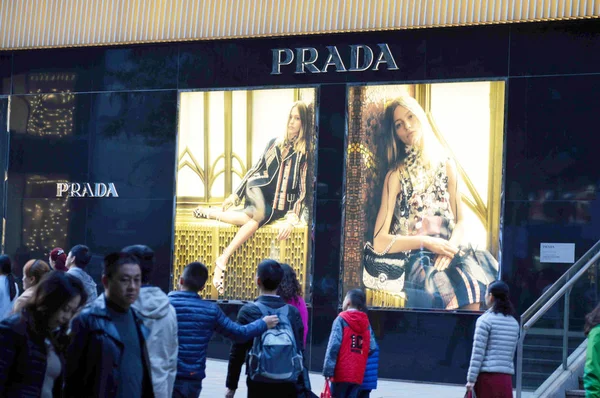 Pedestres Passam Por Uma Boutique Moda Prada Chongqing Fevereiro 2016 — Fotografia de Stock