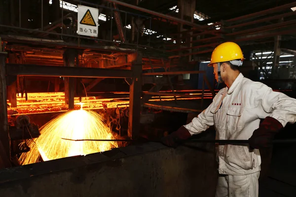 Trabajador Chino Produce Productos Siderúrgicos Una Planta Siderúrgica Ciudad Lianyungang — Foto de Stock