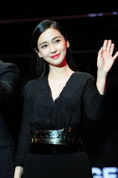 Hong Kong Actress Angelababy Waves Maybelline Cosmetics Show Shanghai China — 图库照片