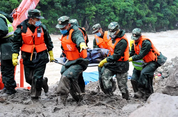 Китайские Спасатели Несут Тело Жертвы Найденное Обломках Массивного Оползня Строительной — стоковое фото