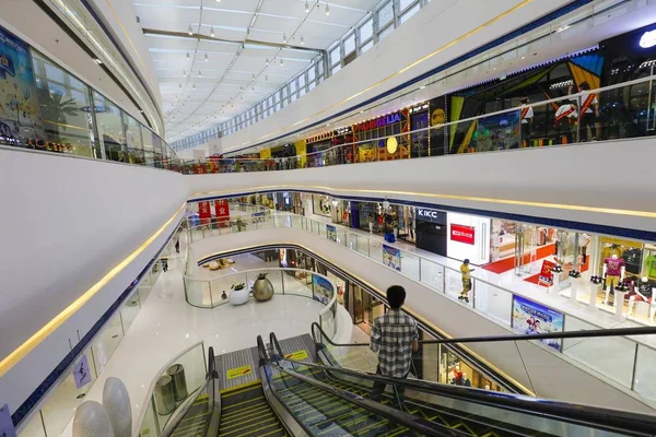 Les Gens Passent Devant Les Magasins Centre Commercial Wanda Dans — Photo