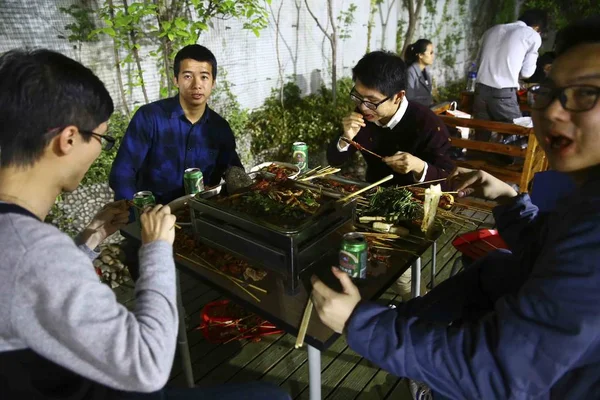 Клиенты Едят Открытых Столовых Кампуса Университета Тунцзи Шанхае Китай Апреля — стоковое фото