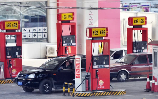 File Carros Estão Sendo Reabastecidos Posto Gasolina Petrochina Uma Subsidiária — Fotografia de Stock