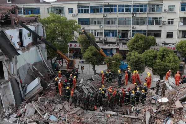 Los Rescatistas Chinos Buscan Personas Los Escombros Edificio Derrumbado Tres —  Fotos de Stock