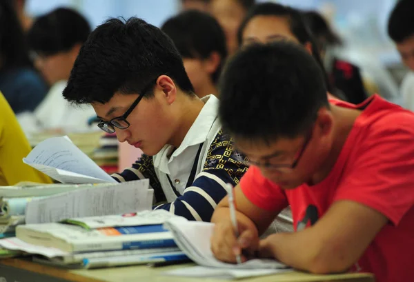 中国学生在中国东部安徽省阜阳市富阳第二中学的教室里复习课本 为即将到来的全国高考 又名高考 做准备 — 图库照片