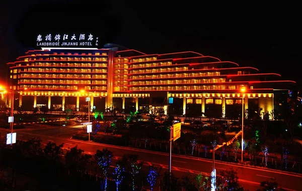 Ночной Вид Отель Landbridge Jin Jiang Городе Рижао Провинция Шаньдун — стоковое фото