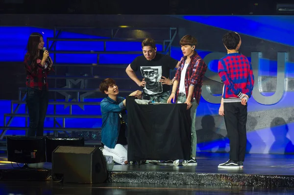 Члены Южнокорейской Бойз Группы Super Junior Выступают Концерте Шанхае Китай — стоковое фото