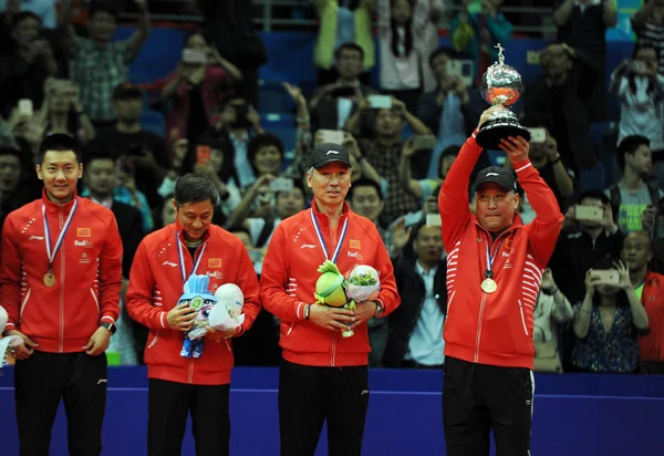 Entrenador Principal Yongbo China Derecha Sostiene Trofeo Campeón Durante Ceremonia —  Fotos de Stock