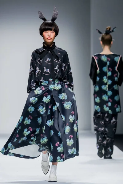 Model Displays New Creation Han Lulu Fashion Show Shanghai Fashion — Stock Photo, Image