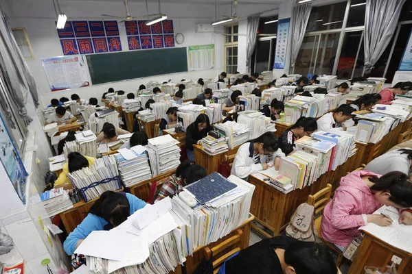 Chinesische Studenten Begutachten Lehrbücher Zur Vorbereitung Auf Die Bevorstehende Nationale — Stockfoto